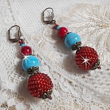 BO Bel’Art brodées avec des rocailles de couleur Vin sur des perles en bois à laquelle, perles en porcelaine, perles en verre marbrées et dormeuses en Laiton